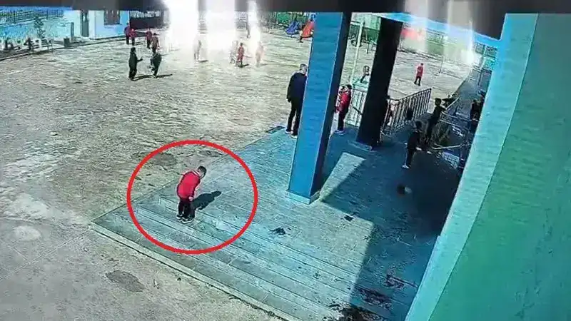 Nefes borusuna mandalina kaçan öğrenciyi müdür yardımcısı Heimlich manevrasıyla kurtardı