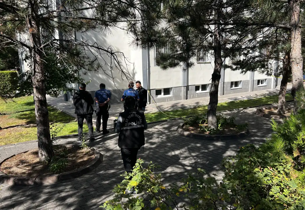 Kayseri’de 3’üncü kattan düşen genç kız ağır yaralandı