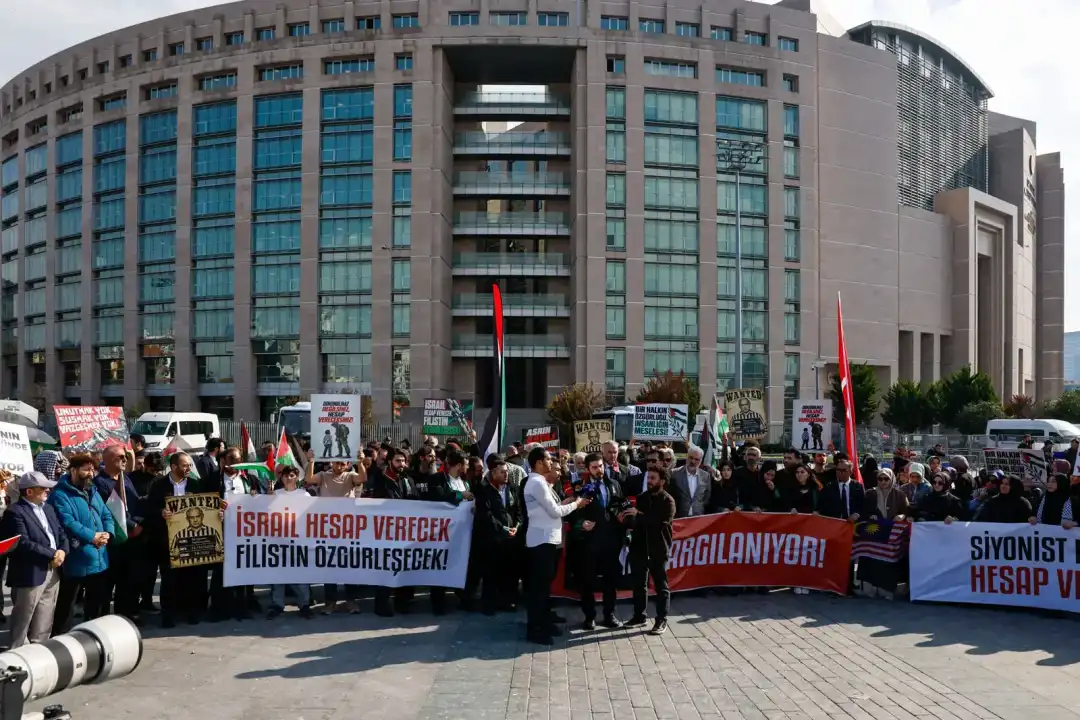 Sumud Filosu’na saldırı davası başladı; aktivistler ve avukatlar basın açıklaması yaptı
