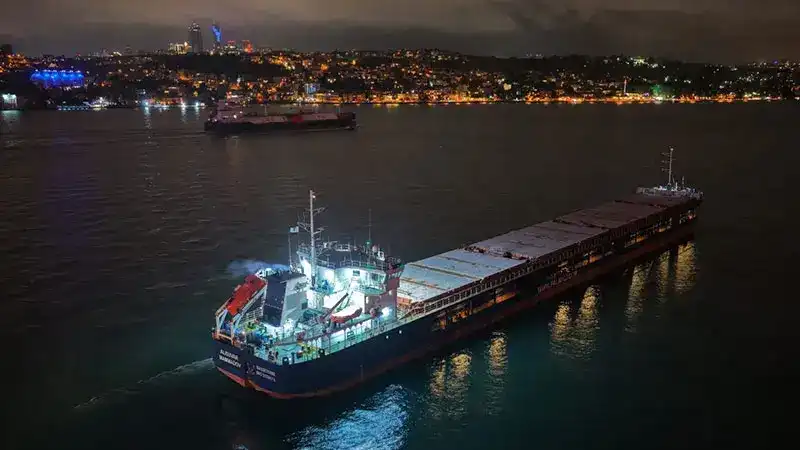 İstanbul Boğazı'nda makine arıza yapan gemi nedeniyle boğaz trafiği askıya alındı