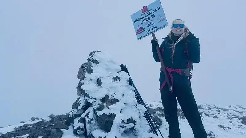 Küçük Ağrı Dağı'nın zirvesinden, bulutlar arasında yükselen Büyük Ağrı Dağı'nı izlediler