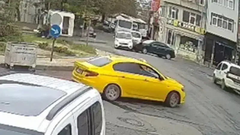 Hafif ticari araçla otomobil çarpıştı: 2 yaşındaki kız yaralandı