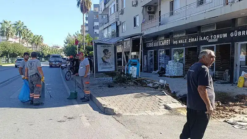 Otomobil önce yayaya ardından duraktaki karı kocaya çarptı; 3 yaralı
