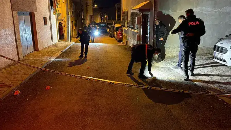 Husumetlisini evinin önünde pusu kurup silahla yaraladı
