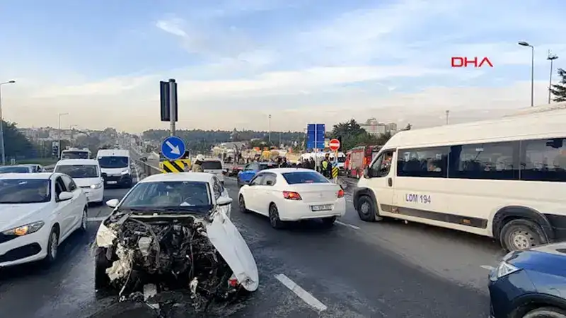 Eyüpsultan'da 2 otomobil çarpıştı