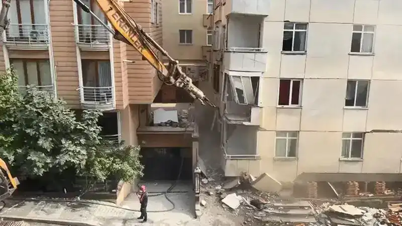 Maltepe'de çöken binada kontrollü yıkım sürüyor