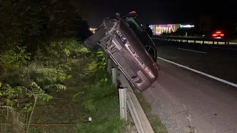 Bursa'da kontrolden çıkan otomobil bariyerin üzerinde yan durdu