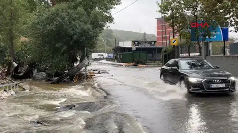 Sarıyer Ayazağa'da iş yerlerinde mahsur kalanların kurtarıldığı bölgeden gündüz görüntüleri