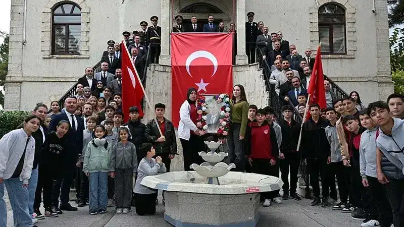 Demirci'de 98 yıl önceki Cumhuriyet karesi yeniden canlandırıldı