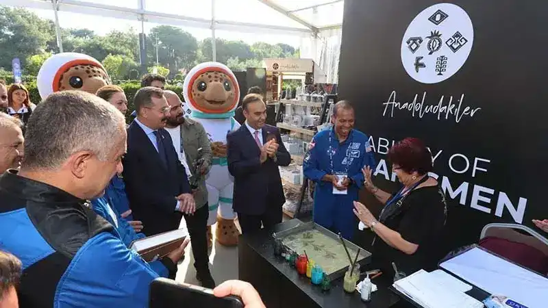 Bakan Kacır, Uluslararası Uzay Kongresi (IAC 2026) kapsamında ülkemizde bulunan astronotlarla birlikte Anadolu Pazarı’nı ziyaret etti