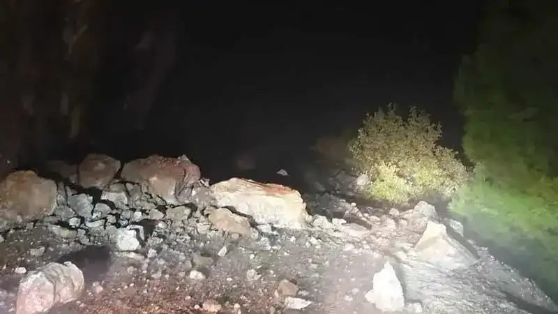 Adana'da kayaların düştüğü yol kapandı