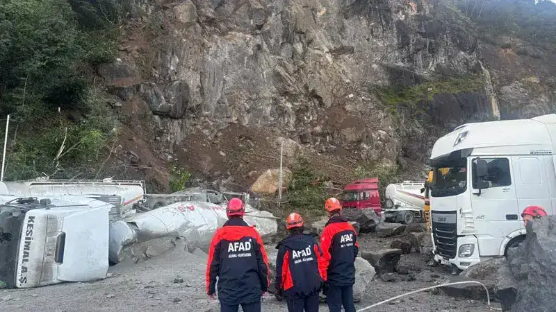 Hopa'da TIR parkında heyelan: 1 ölü