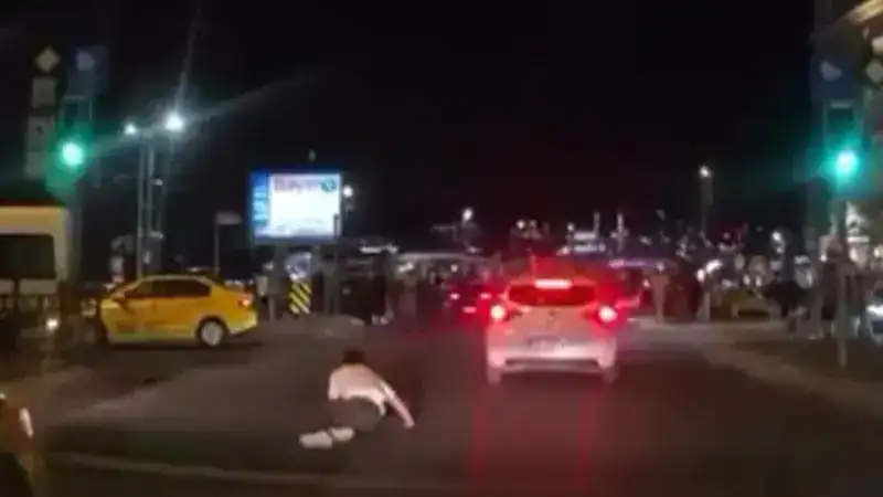 Fatih'te yolun karşısına geçmek isteyen kişiye çarpan otomobil kamerada