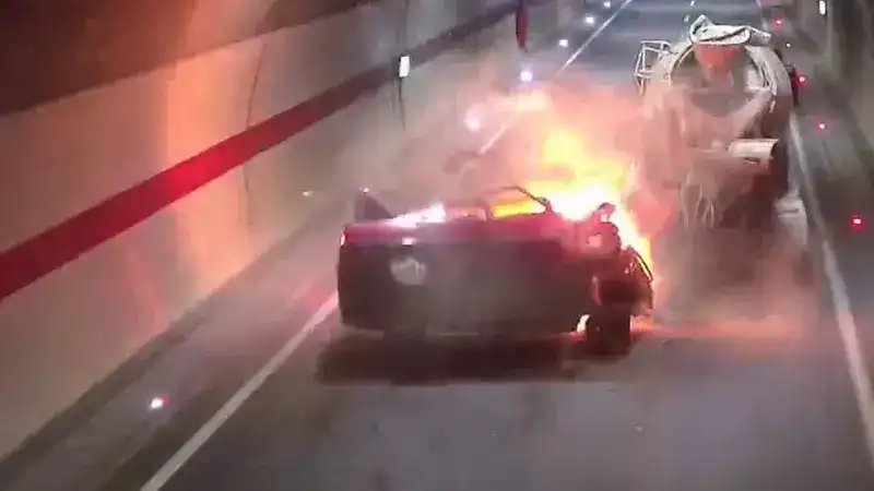 Tünelde beton mikserine çarpan otomobilin sürücüsü öldü