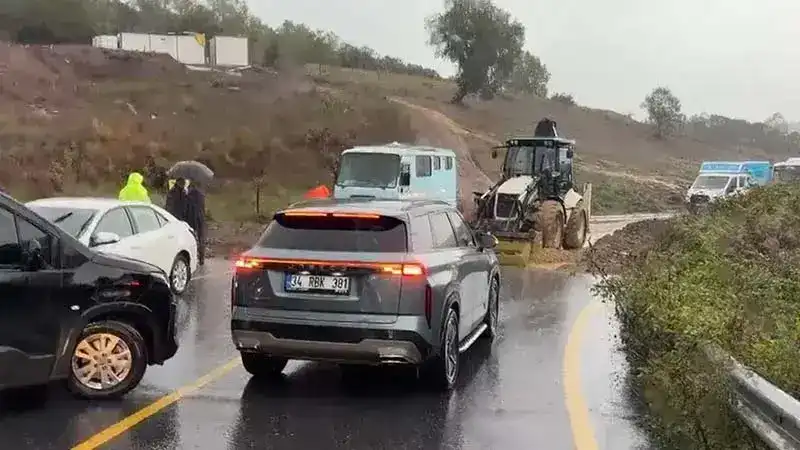 Şile'de iki bölgede toprak kaydı; yol trafiğe kapandı