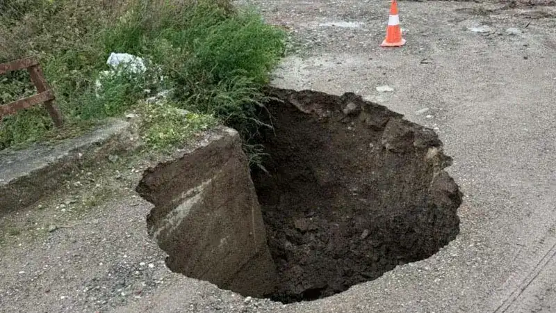 Çanakkale’de yol çöktü, tekneler karaya vurdu