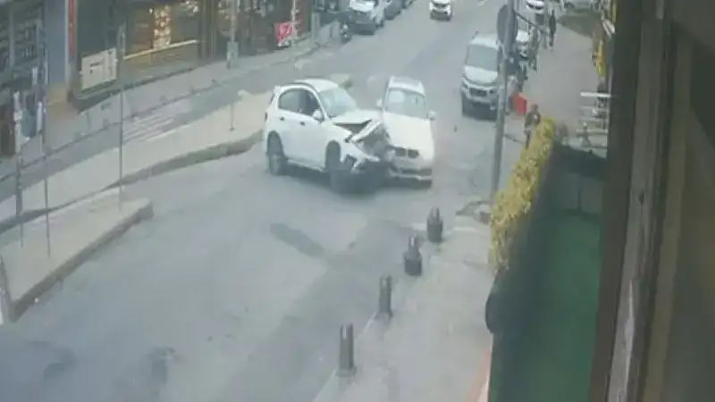 Arnavutköy'de 2 otomobilin çarpıştığı kaza kamerada