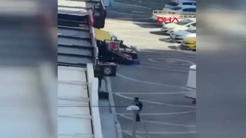 Esenyurt'ta kuyumcuya ateş açtı; silahla tehdit ettiği sürücünün otomobiliyle kaçtı