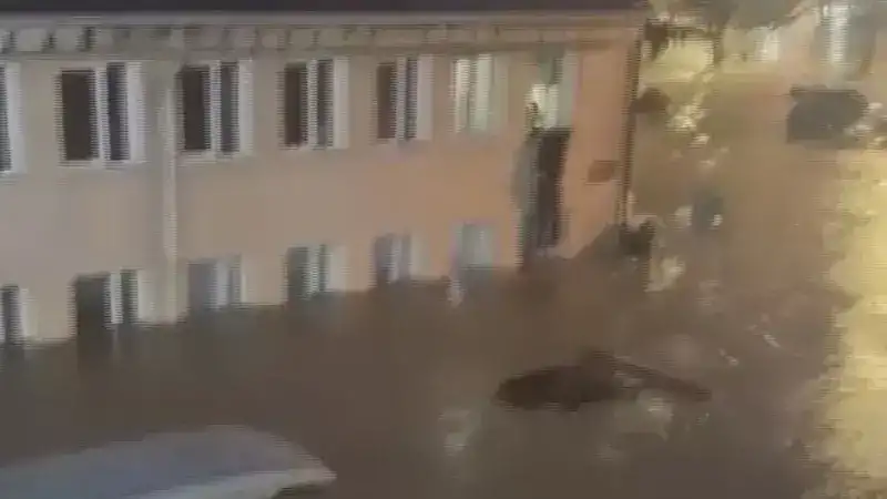 Sarıyer'de yağış nedeniyle sürüklenen araçlar kamerada