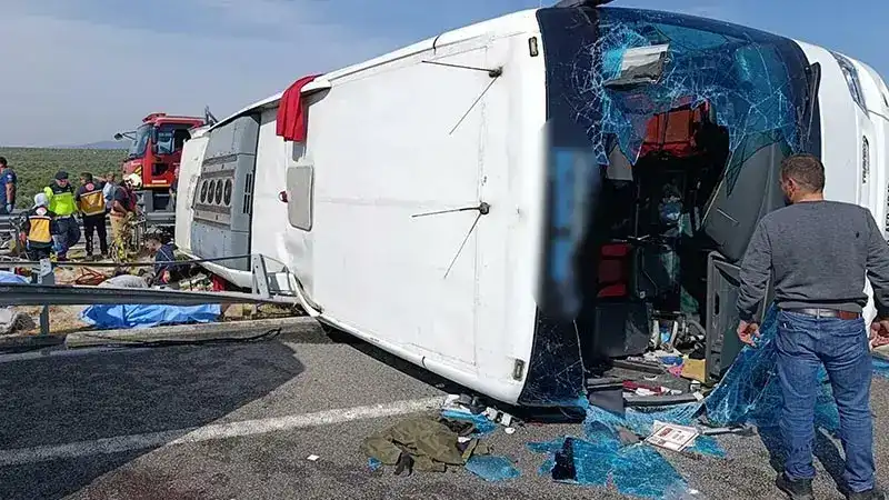 Manisa'da tur otobüsü ve TIR'ın çarpıştığı kazada 11 ölü, 27 yaralı
