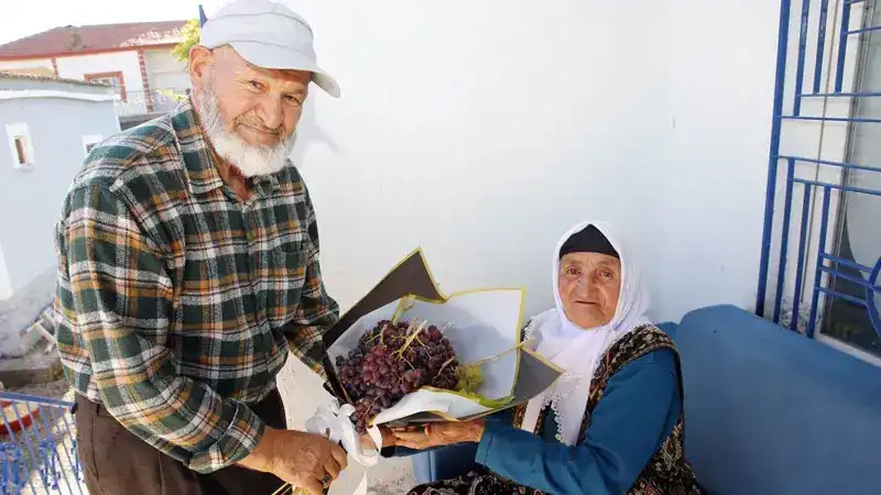 58 yıllık eşine her doğum gününde çiçek yerine üzüm hediye ediyor