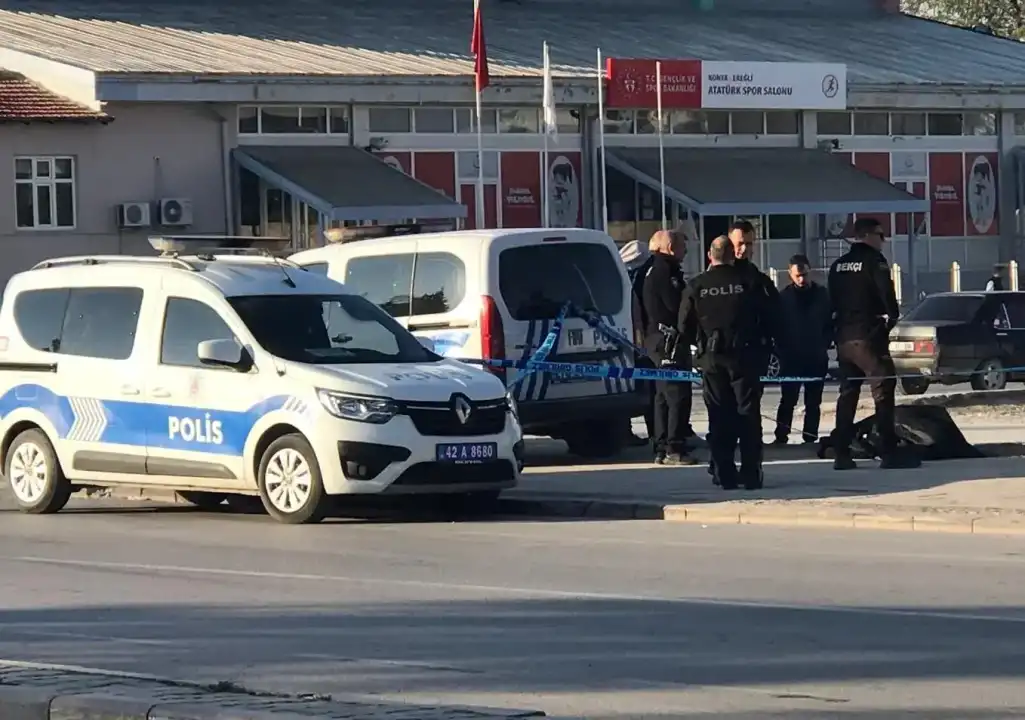 Atilla ATMACA/EREĞLİ (Konya), KONYA'nın Ereğli ilçesinde bir erkek, kaldırımda ölü bulundu
