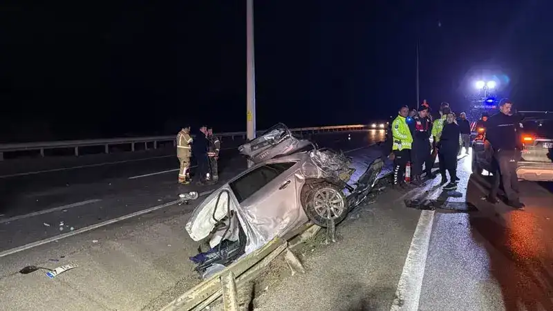 Çanakkale’de otomobil aydınlatma direğine çarptı: 2 ölü