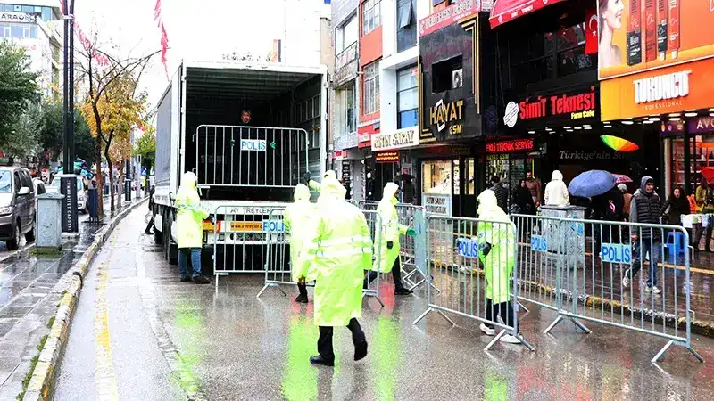 Van’da 29 Ekim törenleri yağmur nedeniyle kapalı alana alındı